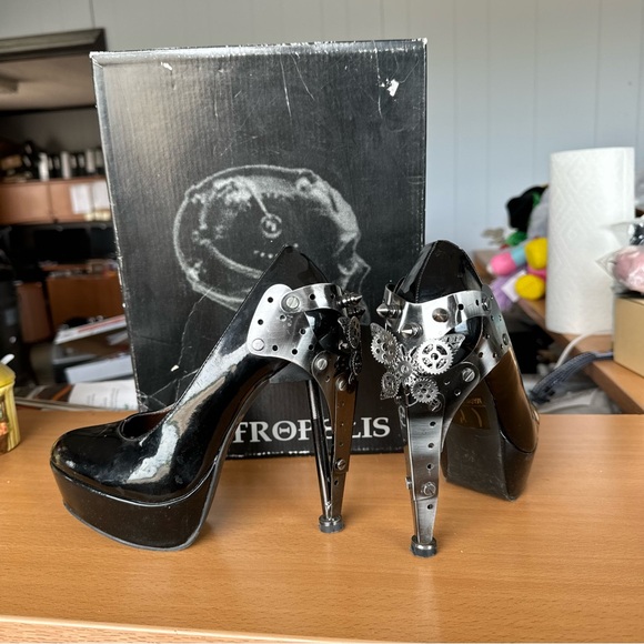 Metropolis Shoes - Picture 1 of 13